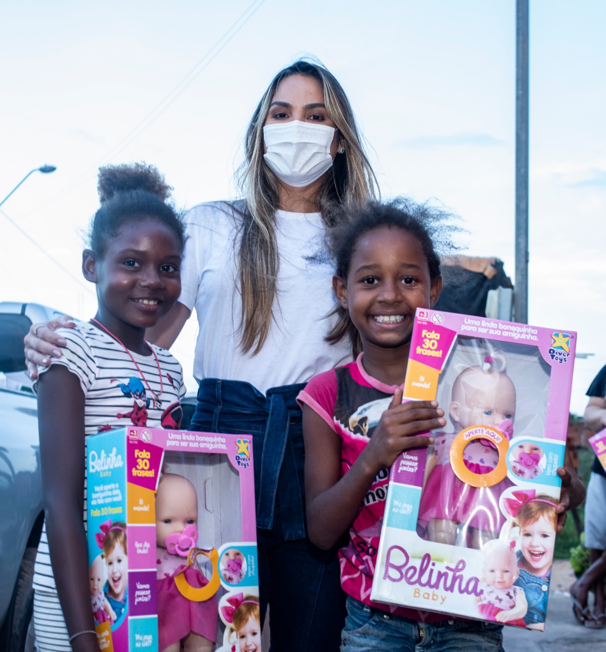 Crianças exibem brinquedos que receberam das mãos da presidente do Gedema