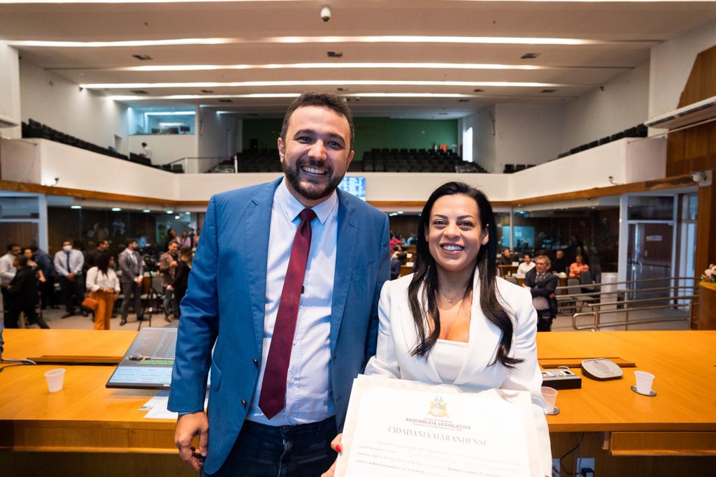 A homenageada ao lado do deputado Dr. Yglésio, que propôs o reconhecimento 