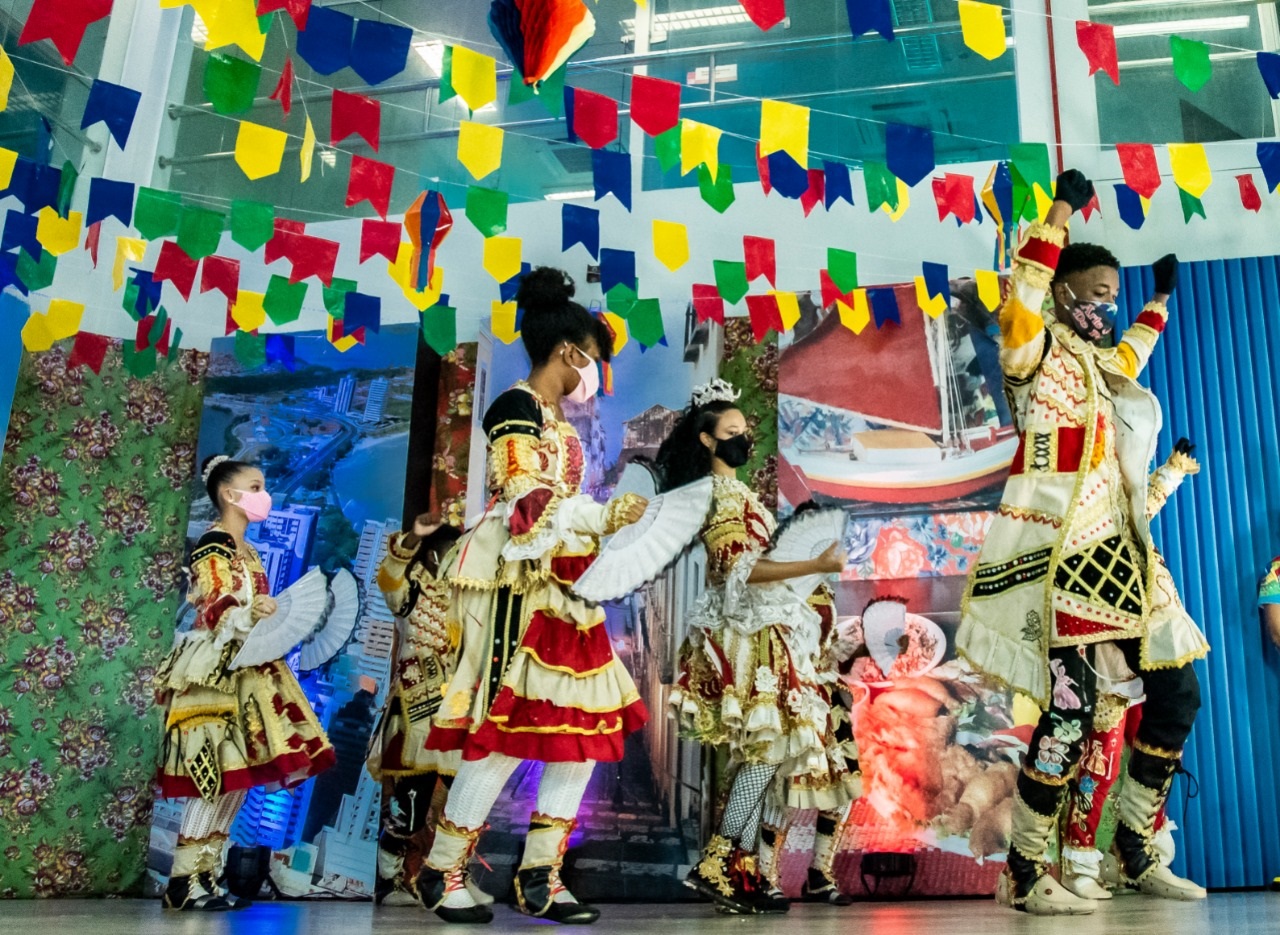 Os casais da Dança Portuguesa Arte e Beleza de Portugal apresentaram bela coreografia, agradando telespectadores e internautas