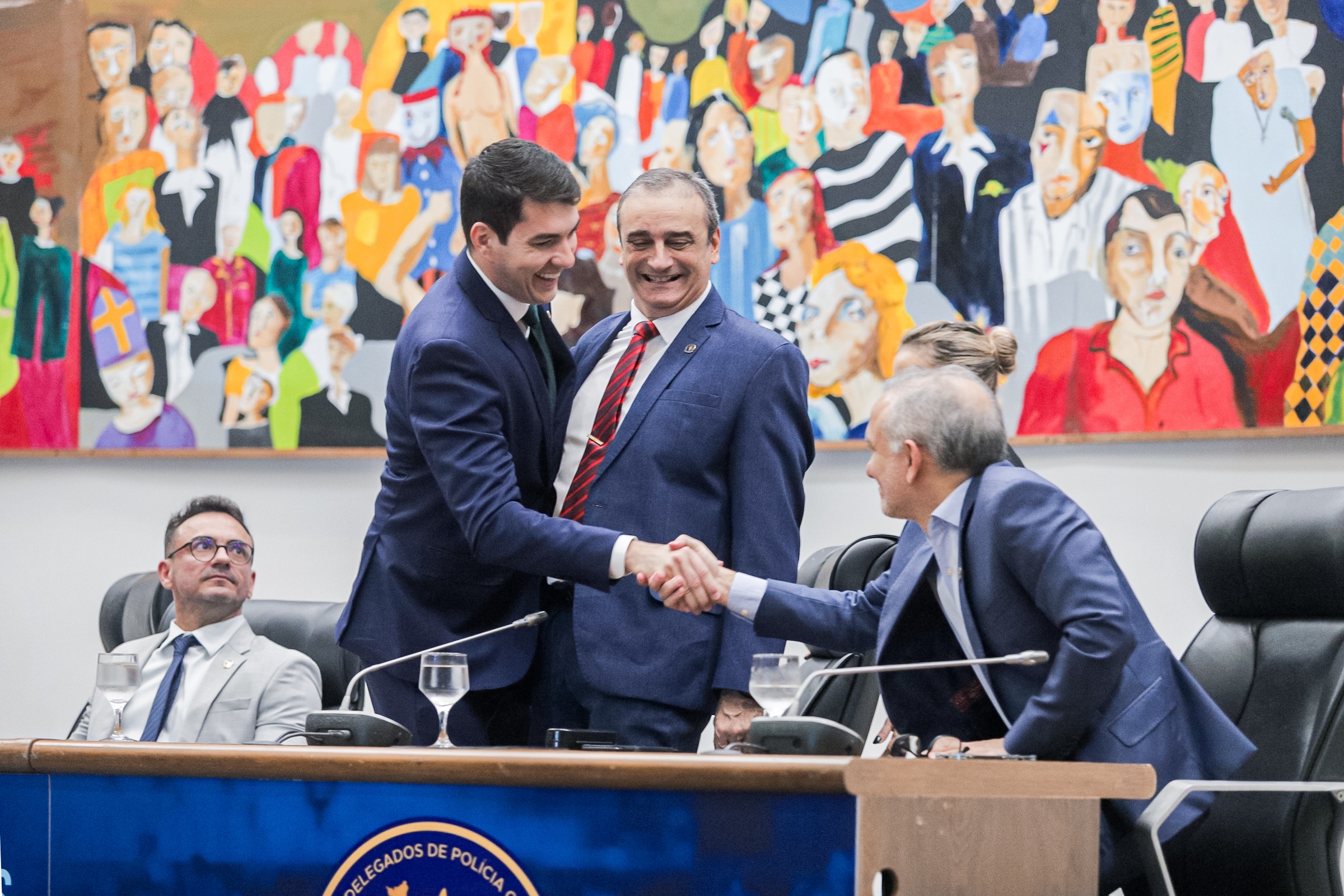 Deputado Fernando Braide cumprimenta participantes da mesa de abertura do simpósio
