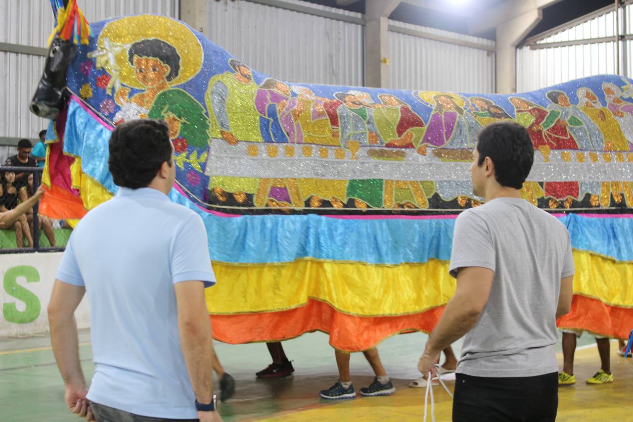 Deputados Leandro Bello e Duarte Jr participam de ritual de morte do Boi Famosão, em Humberto de Campos