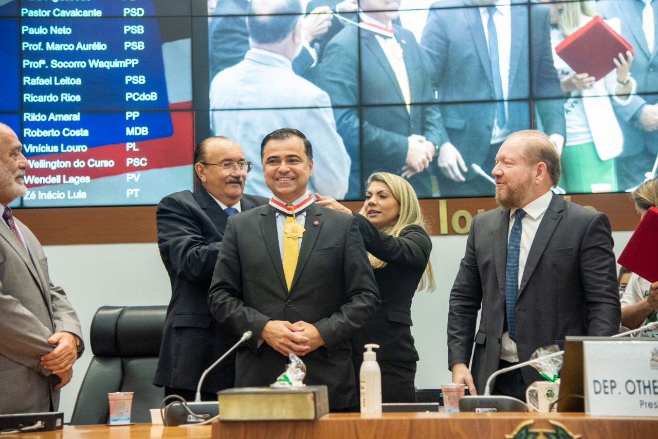 Diretor-geral da ANEEL, Sandoval de Araújo, recebe a medalha das mãos do deputado César Pires, autor da proposição  