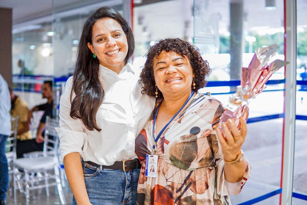 Presidente do Gedema, Carol Duailibe, entrega ovo de chocolate a servidora da Assembleia