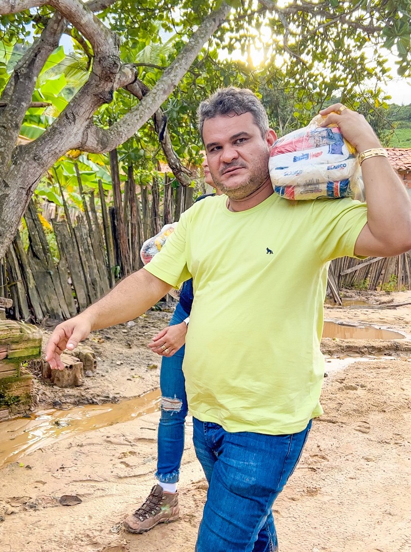 Deputado Júnior França durante a entrega de cestas básicas, água e remédios em Santa Luzia