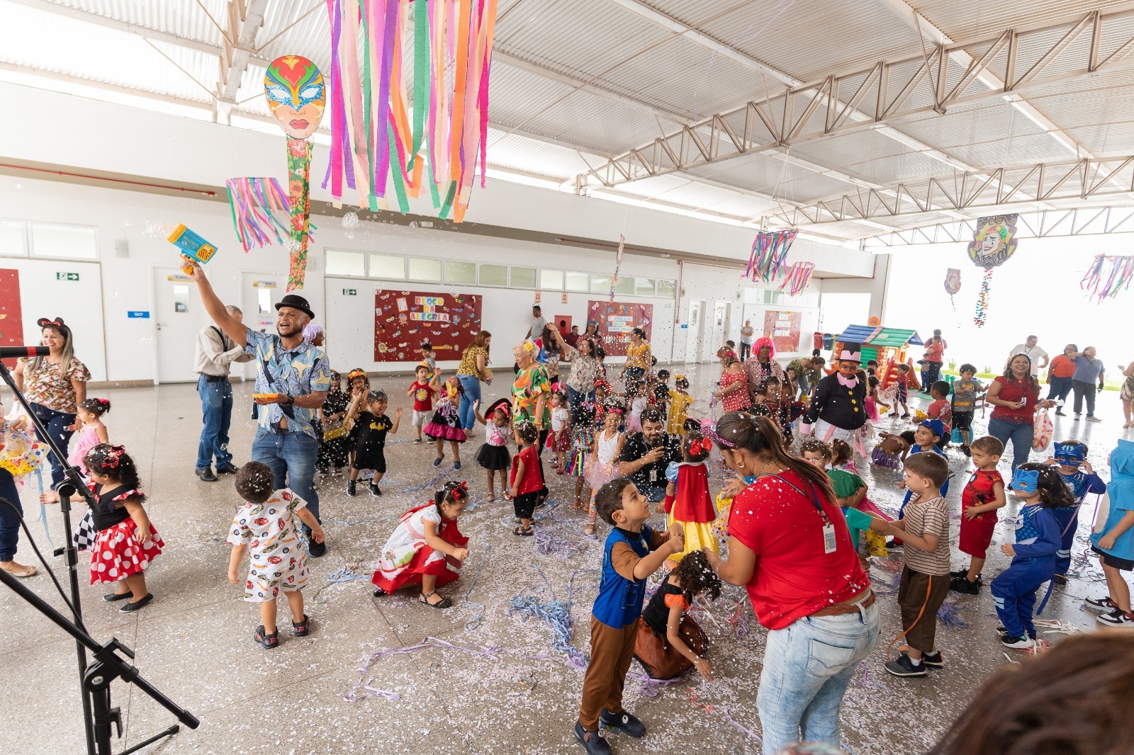 Fantasiadas e com muita alegria, as crianças caíram na folia no Bailinho da Sementinha