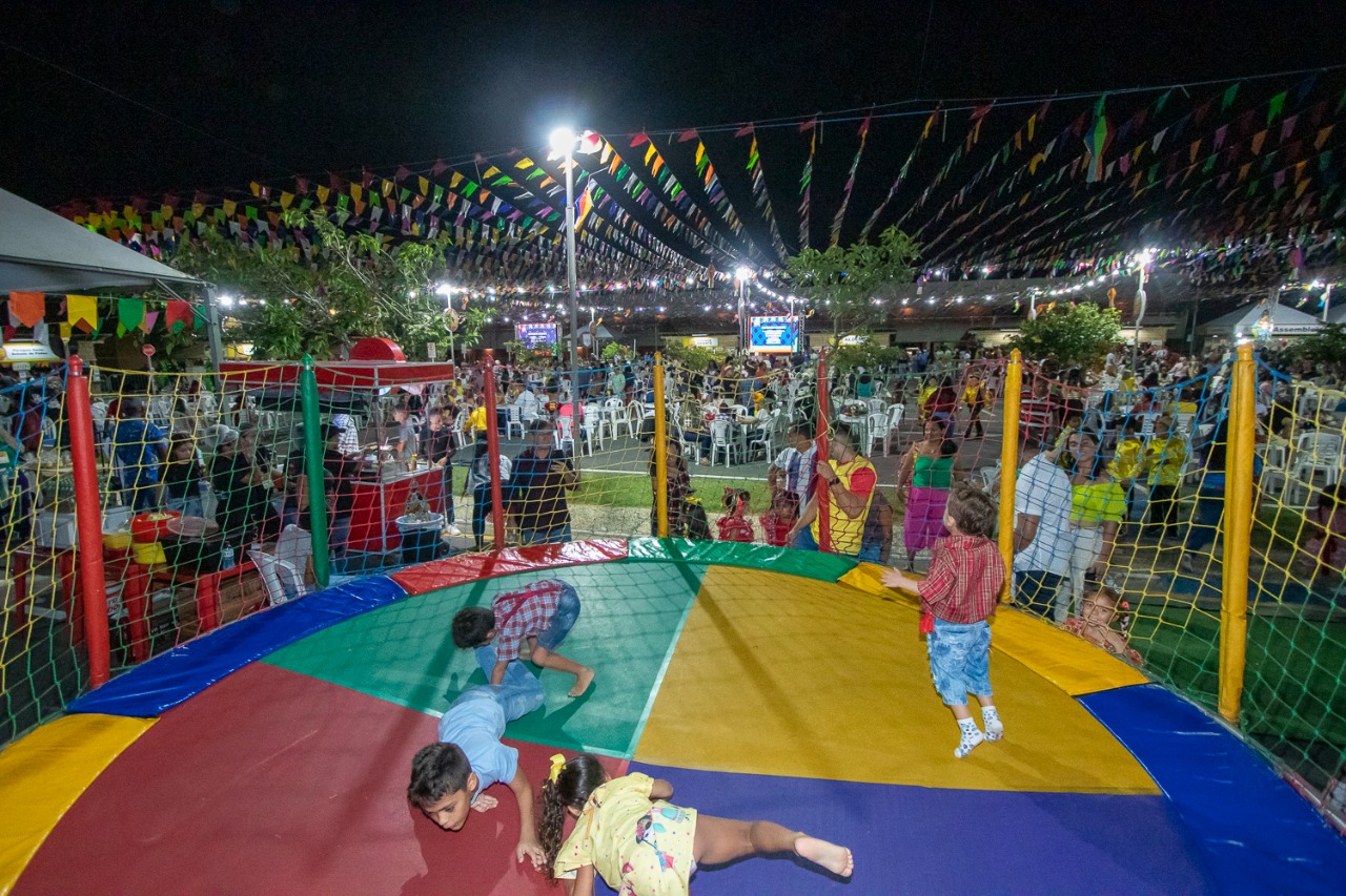 Crianças se divertem no parquinho montado no 