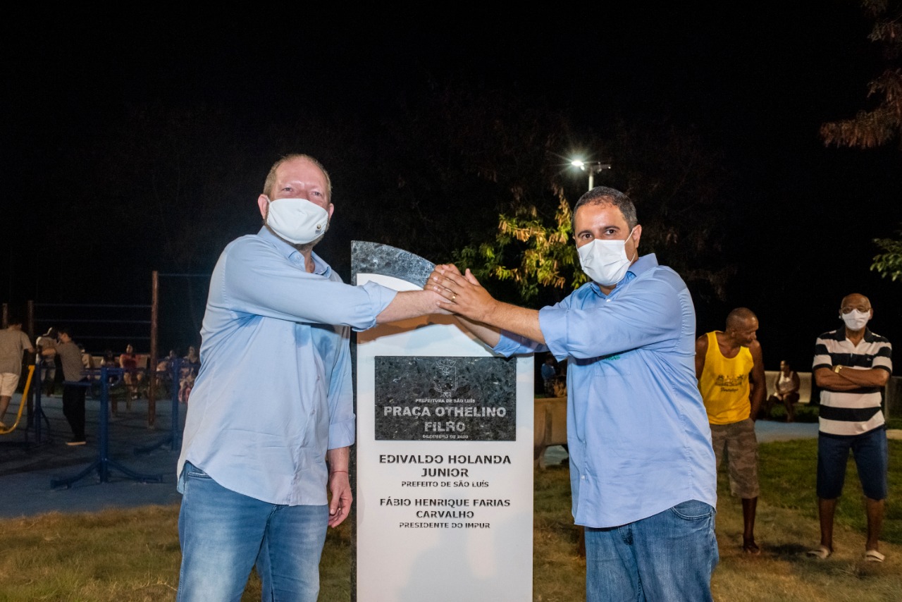 Edivaldo Holanda Jr. e Othelino Neto se cumprimentam após inaugurarem a praça