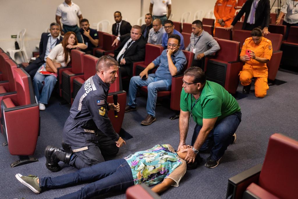 Demonstração de primeiros-socorros durante o Curso de Brigada de Incêndio, oferecido pelo Gabinete Militar da Assembleia 