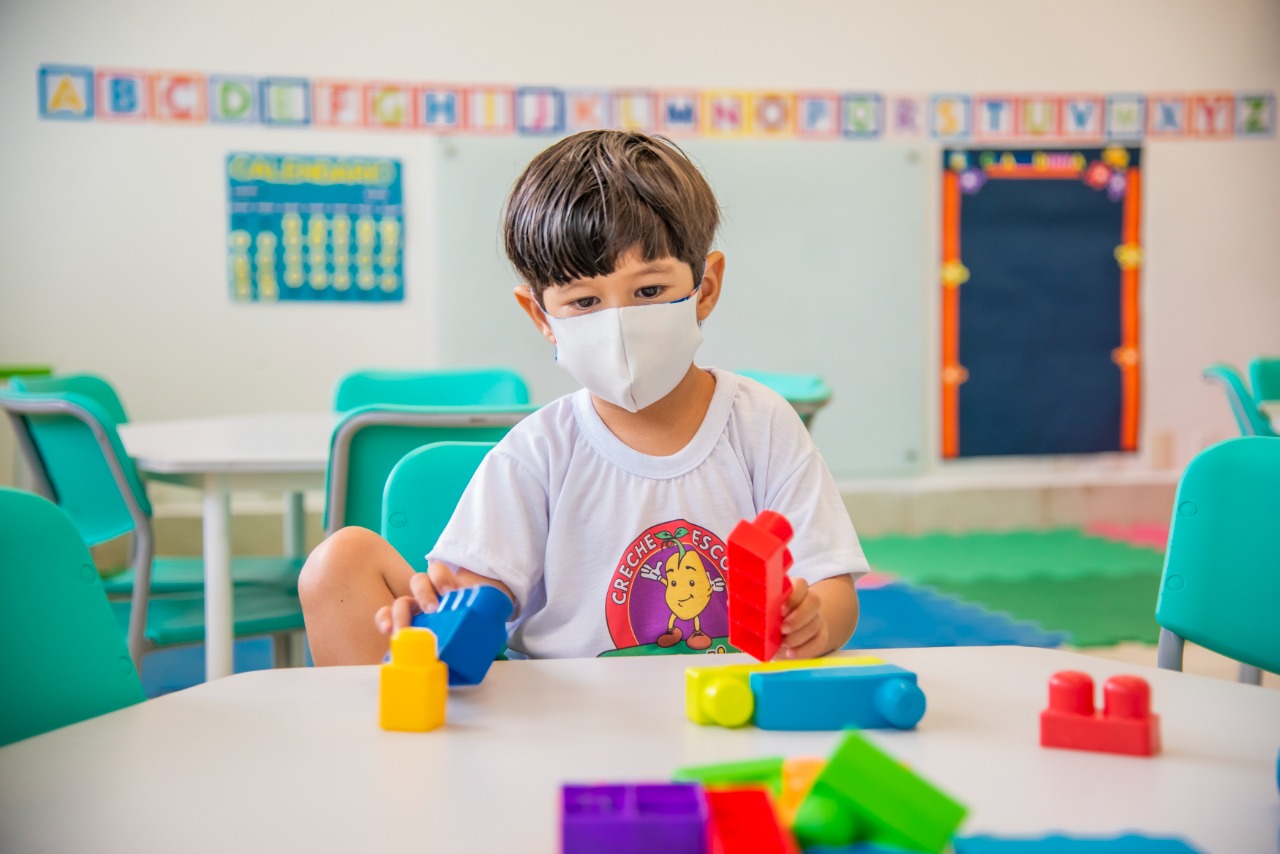 Aluno durante atividade lúdica em sala de aula na Creche-Escola Sementinha 