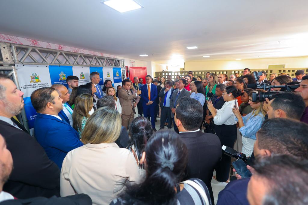 Parlamentares e servidores da Alema reunidos na cerimônia de entrega do Centro Médico Kleber Carvalho Branco