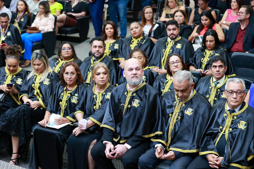 A sessão solene em homenagem à AMC contou com a presença de membros da instituição e convidados  