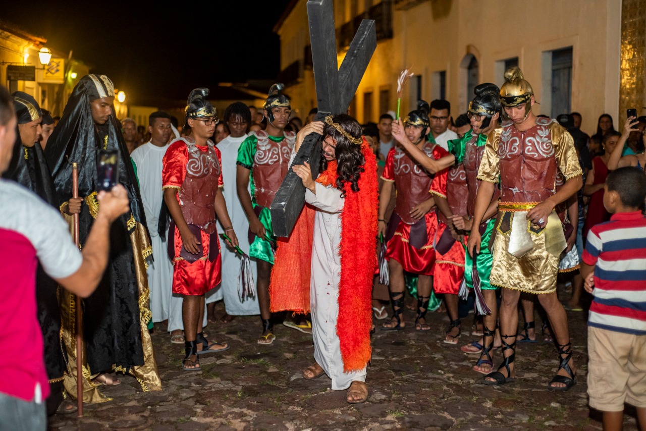 Espetáculo da Paixão de Cristo emociona o público nas ladeiras e ruínas da cidade de Alcântara 