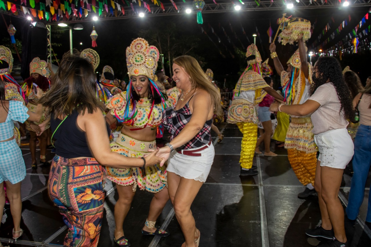Público invade o palco para dançar com os bailarinos do Boizinho Barrica durante a apresentação do grupo folclórico