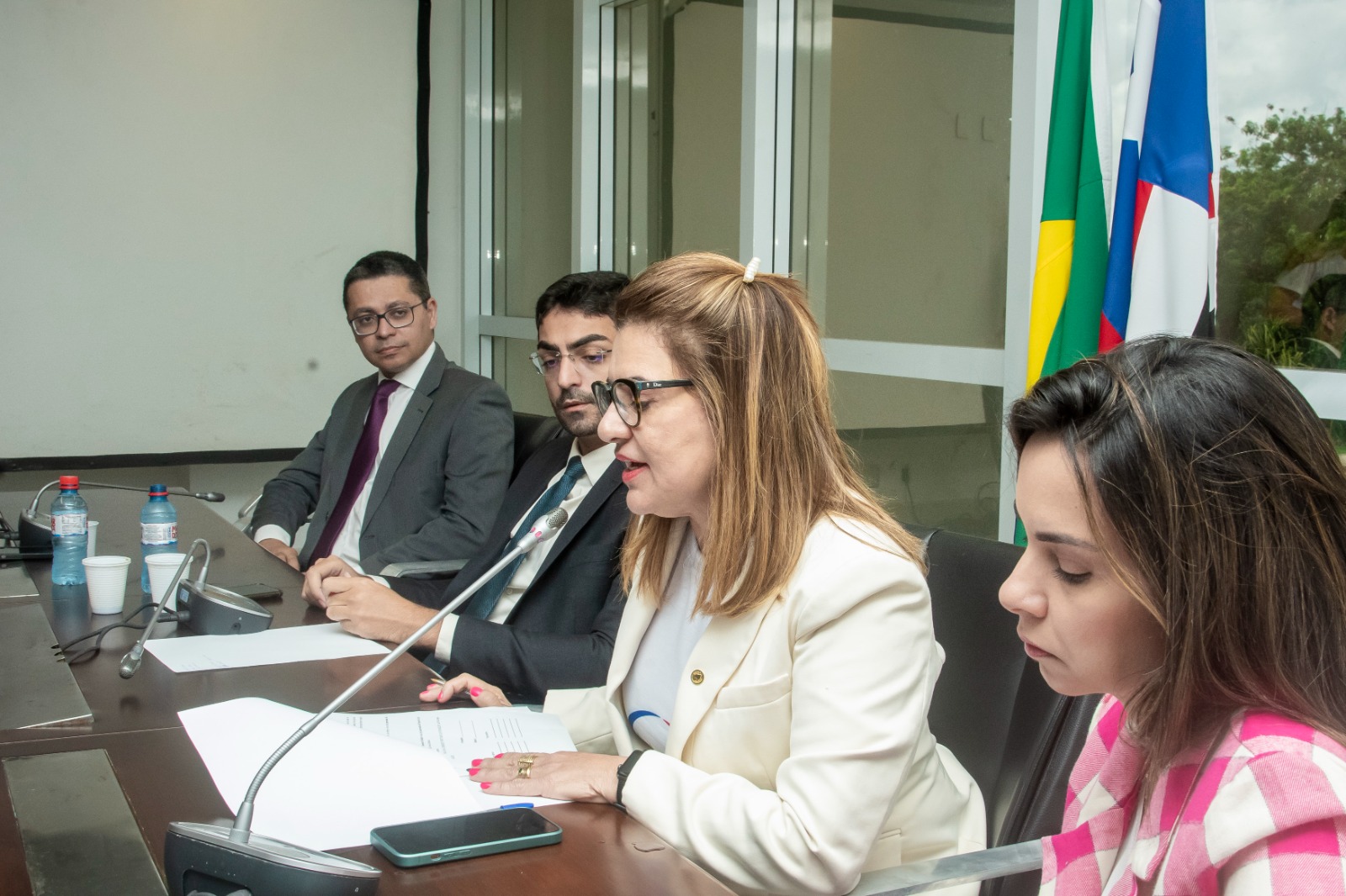 Presidente da Comissão de Saúde, deputado Florêncio Neto, e a vice-presidente, deputada Cláudia Coutinho, coordenaram a reunião