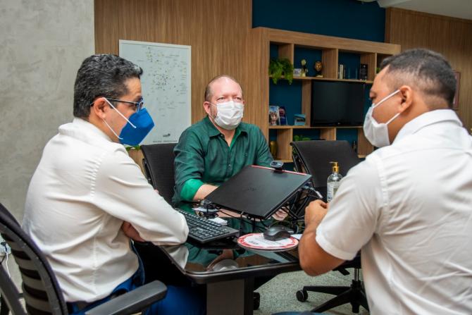 Em reunião na SES, Othelino discute reforma do Hospital Municipal de São Vicente Férrer