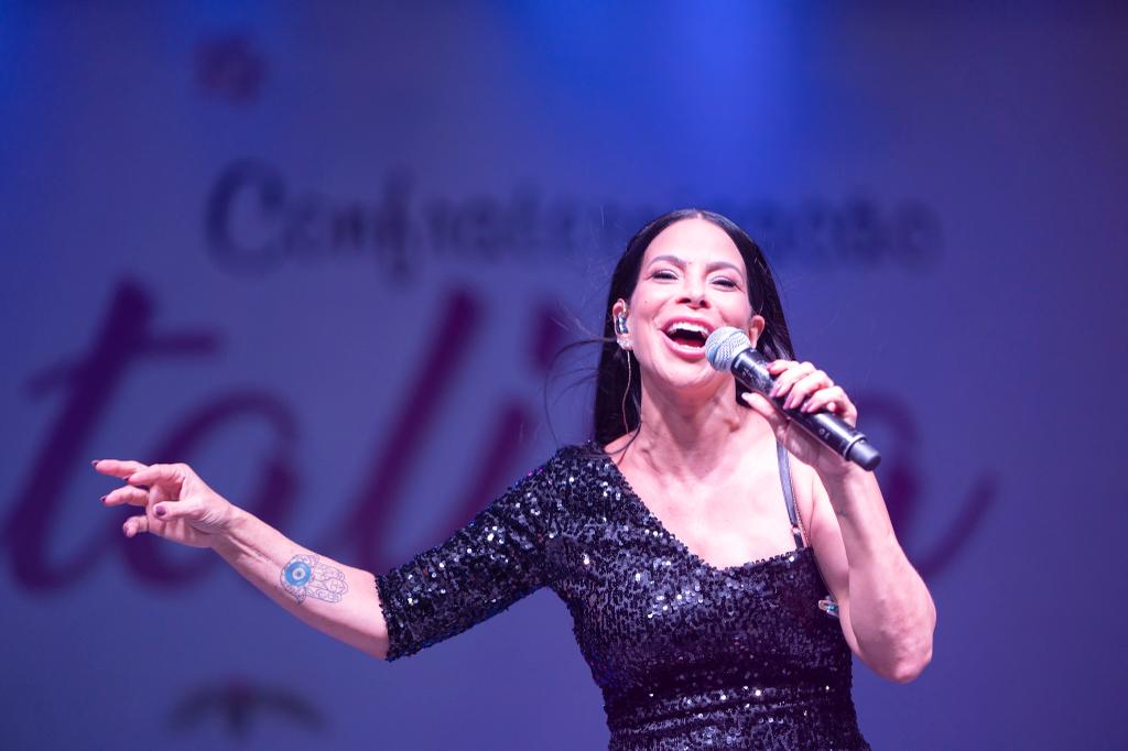 Cantora Fabrícia animou a festa de confraternização dos servidores da Alema com repertório eclético