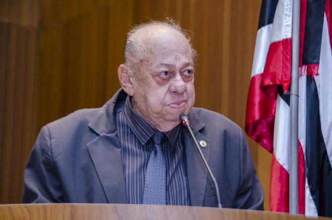 Othelino Neto decreta luto oficial de três dias pela morte do deputado Zé Gentil