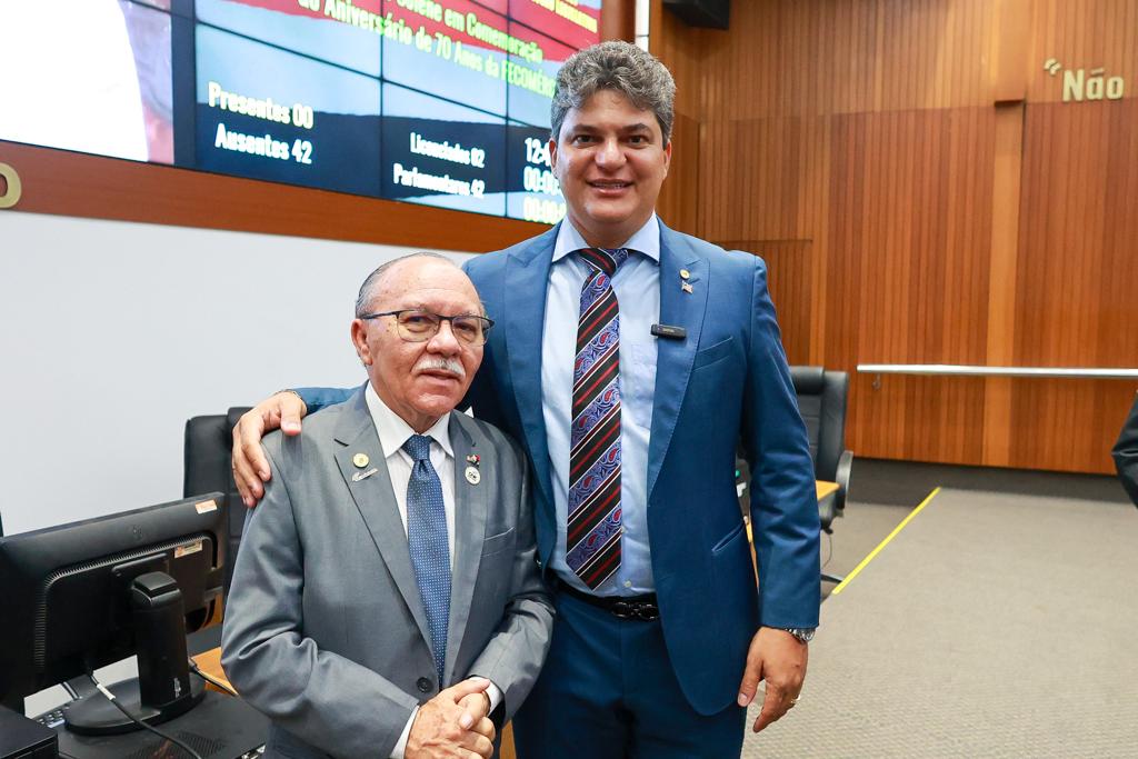 Deputado Francisco Nagib, autor da homenagem, e o presidente da Fecomércio, Maurício Aragão Feijó