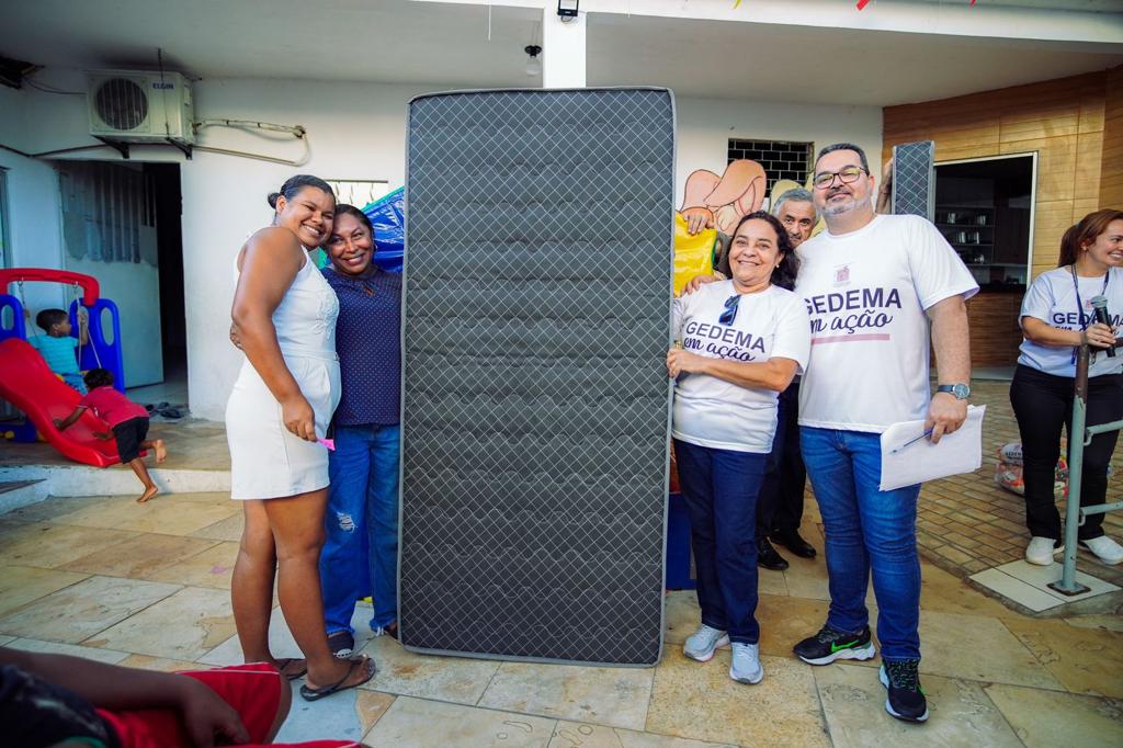 Famílias do bairro Coroadinho também receberam colchões entregues pelo Gedema  