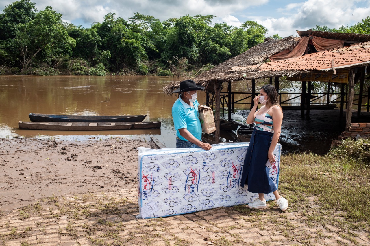 Idoso recebe colchão das mãos de integrante da equipe do Gedema 