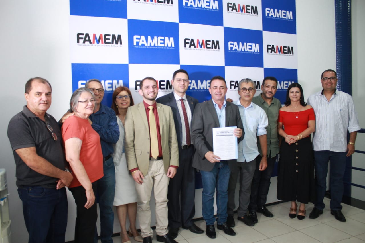 Os deputados com os prefeitos durante a reunião na Famem