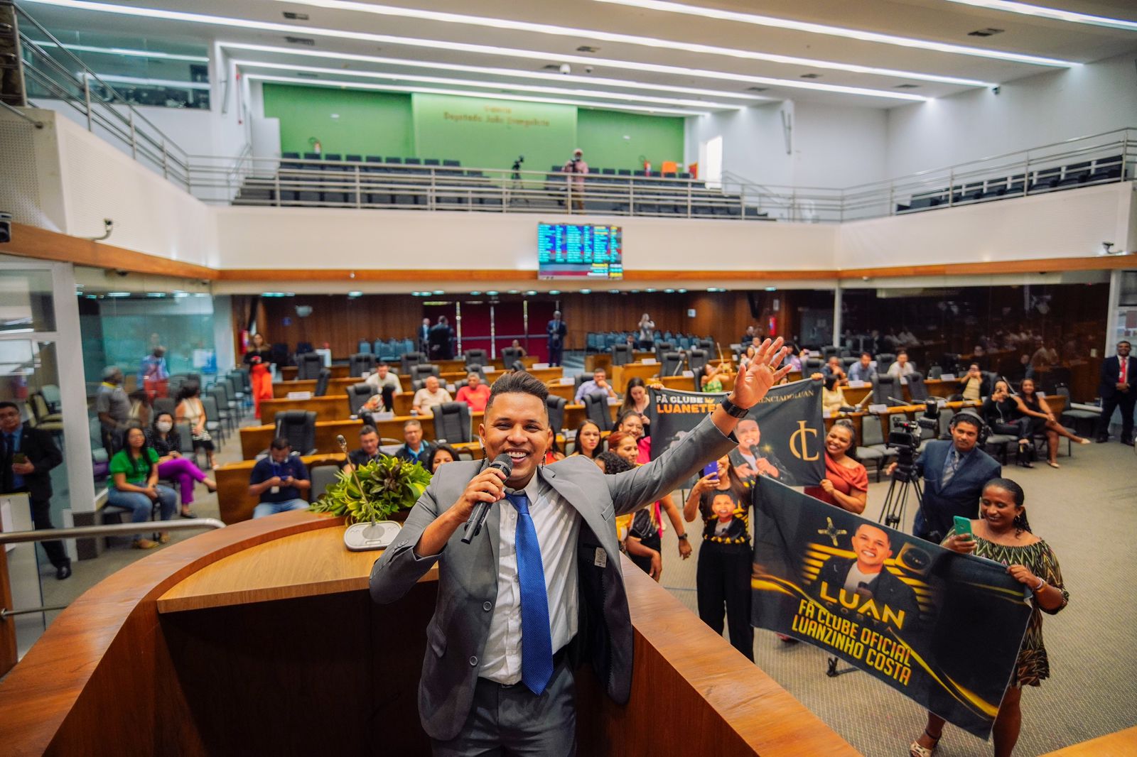 Luan Costa canta para os fãs e convidados durante a sessão solene na Assembleia Legislativa