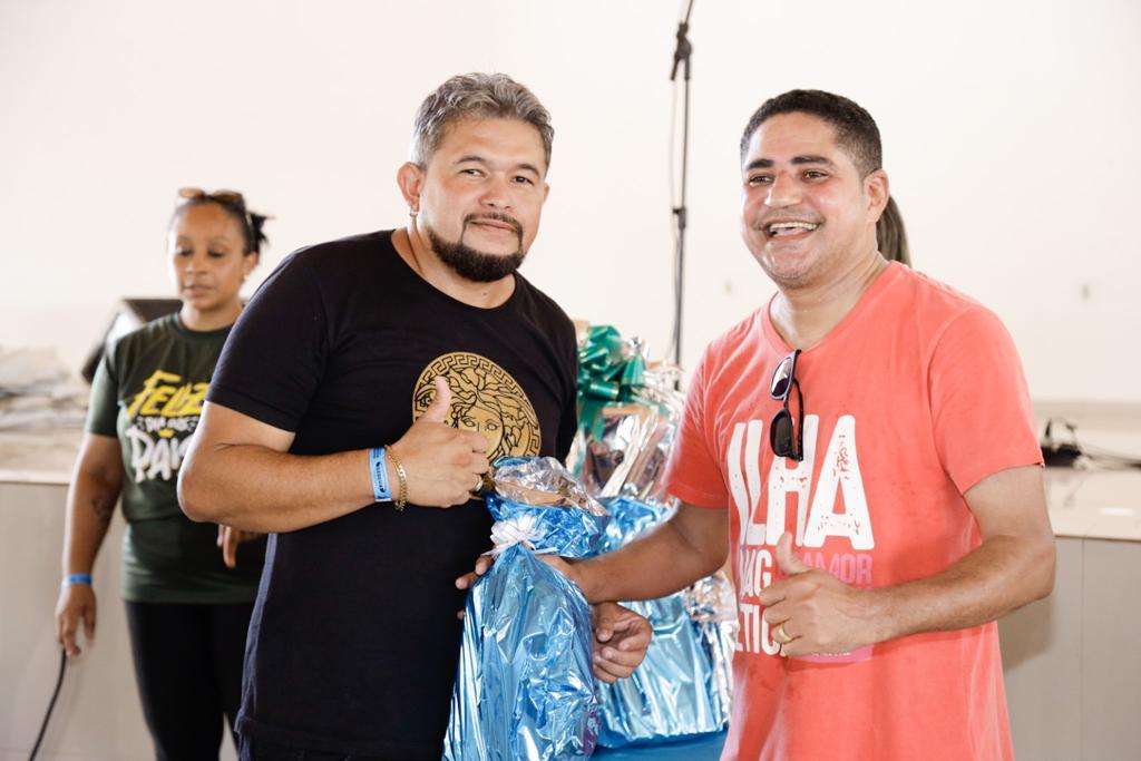 Deputado Zé Inácio entrega premiação a pai servidor da Assembleia durante o evento