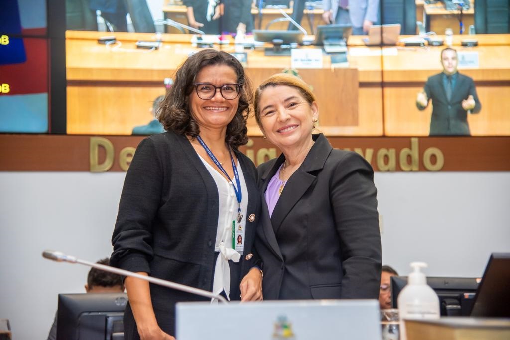 Presidente Iracema Vale com a servidora Luzenice Macedo, nova consultora-geral do Parlamento Estadual