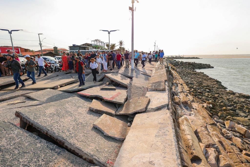 Erosão provocada pelo avanço da maré causou estragos na orla do município de Raposa