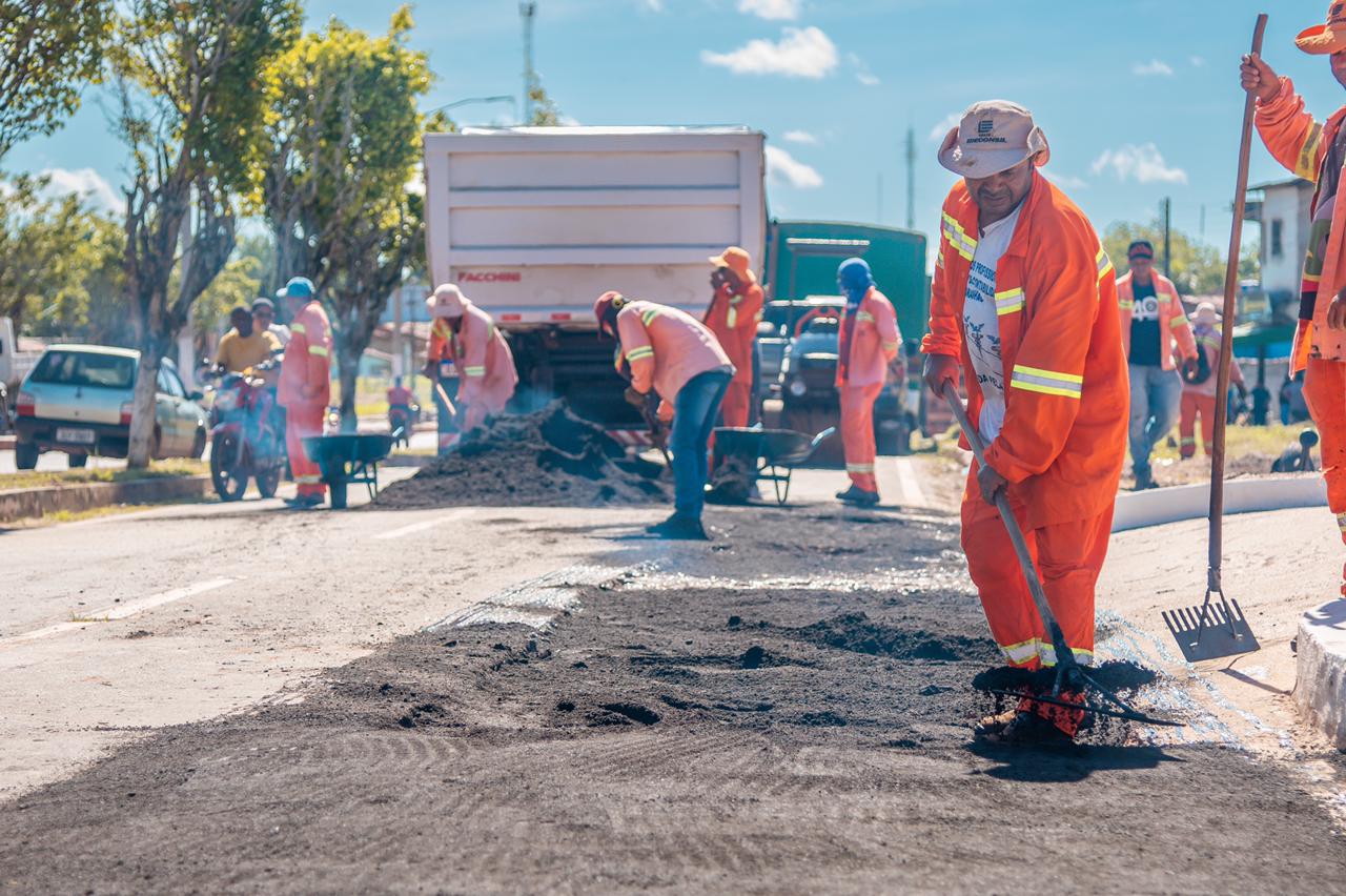 Rua da cidade de Pedro do Rosário sendo pavimentada por indicação do deputado Othelino Neto 