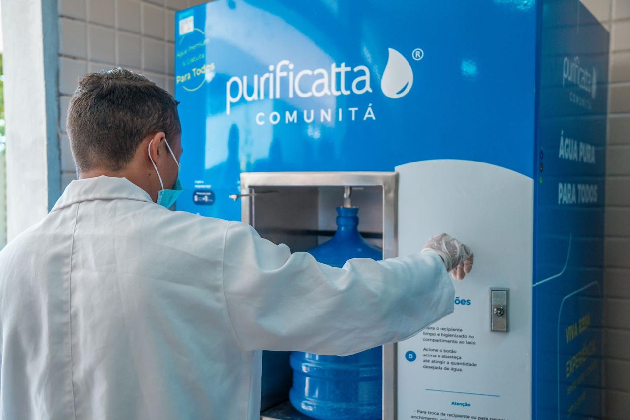 Técnico faz demonstração de manuseio em um dos purificadores de água ecológicos instalados na Assembleia