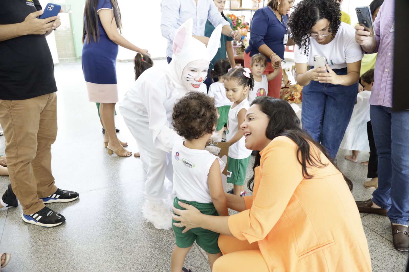 Alunos da Creche-Escola Sementinha receberam ovos de Páscoa ao final da programação
