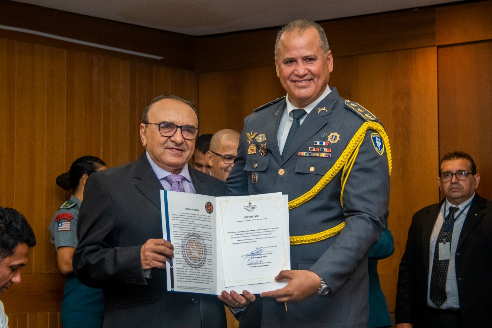 Evento foi marcado também por homenagens a civis, militares e servidores e um dos agraciados com certificado foi o secretário-chefe da Casa Civil, Sebastião Madeira, que recebeu das mãos do Cel. Marcelo Jinkings 