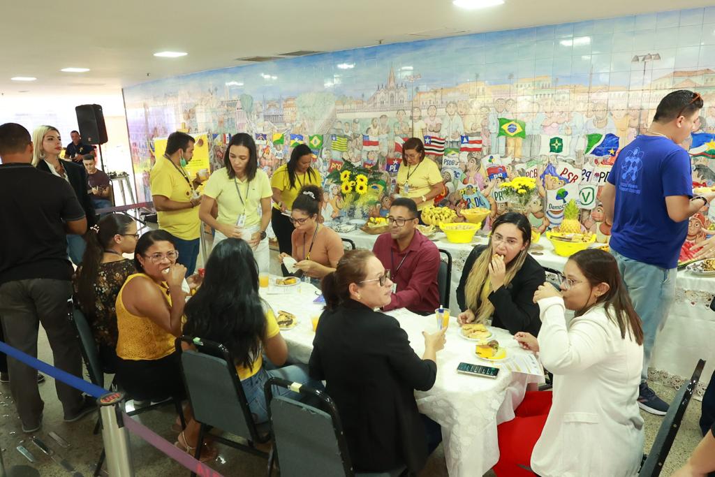 Servidores reunidos no café da manhã realizado como parte da campanha 