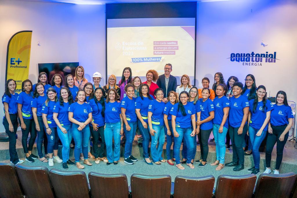 Deputada Iracema Vale com as mulheres selecionadas para participarem da capacitação promovida pela Equatorial