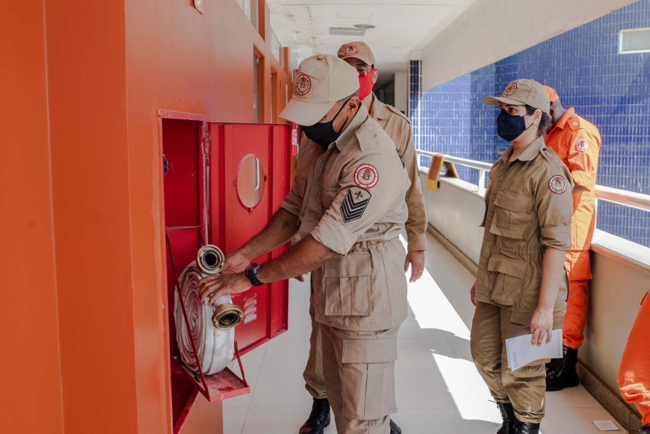 Bombeiros verificam a capacidade de pressão dos hidratantes disponíveis na Assembleia