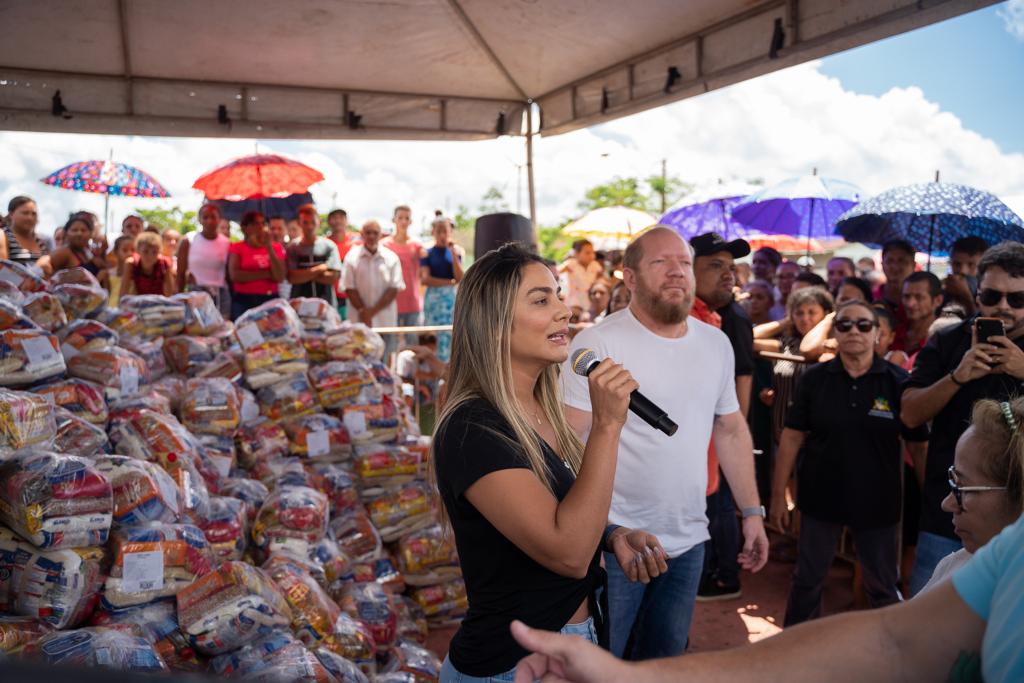 Presidente do Gedema, Ana Paula Lobato, saúda famílias beneficiadas com as doações 