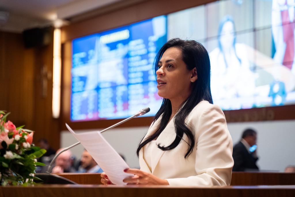 Gestora Paula Cristina de Assis Nascimento agradeceu pela homenagem e destacou esforço da equipe que atua ao seu lado