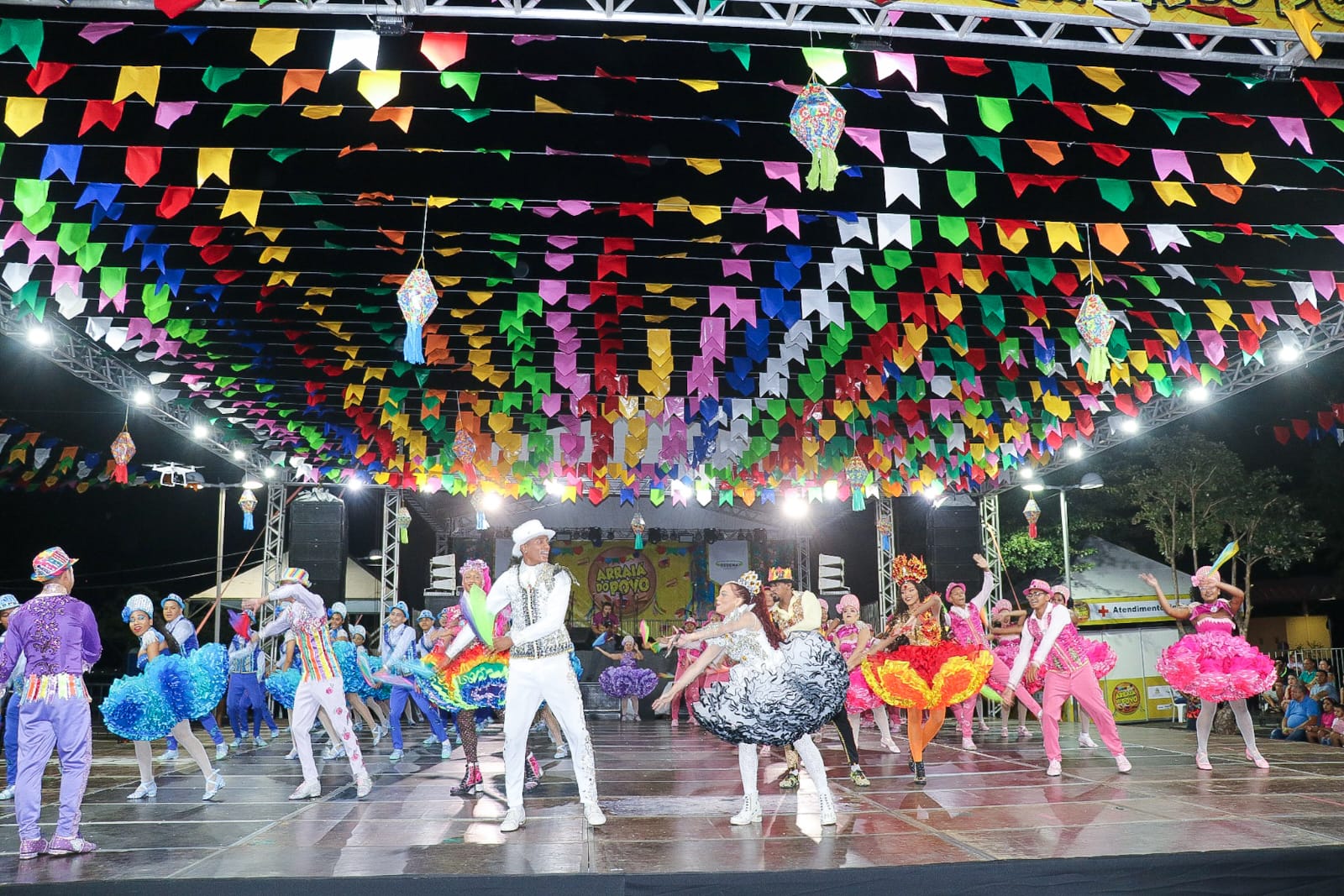 Quadrilha Fogueira Viva, da Vila Embratel, abriu a noite, levando a luta contra a homofobia, a gordofobia e todo tipo de preconceito