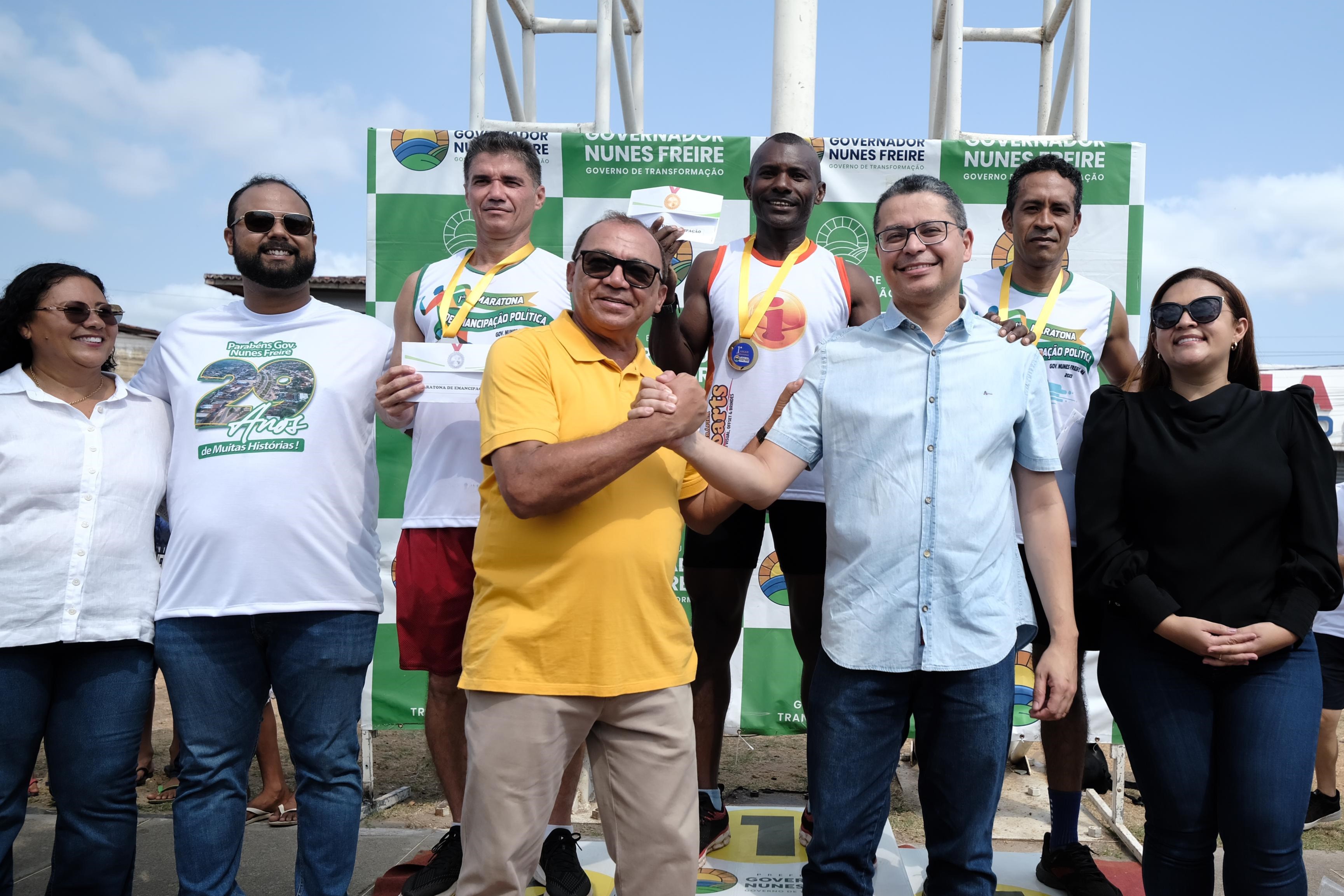 Deputado Carlos Lula e prefeito Josimar da Serraria participam da premiação aos vencedores de corrida