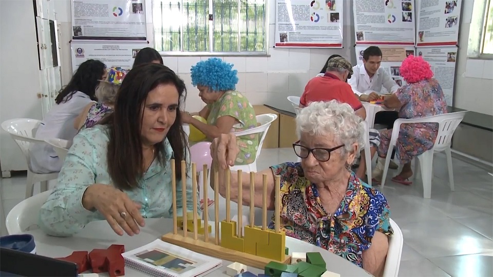 Equipe de profissionais que trabalham no Asilo de Mendicidade desenvolve diariamente atividades laborais com os internos