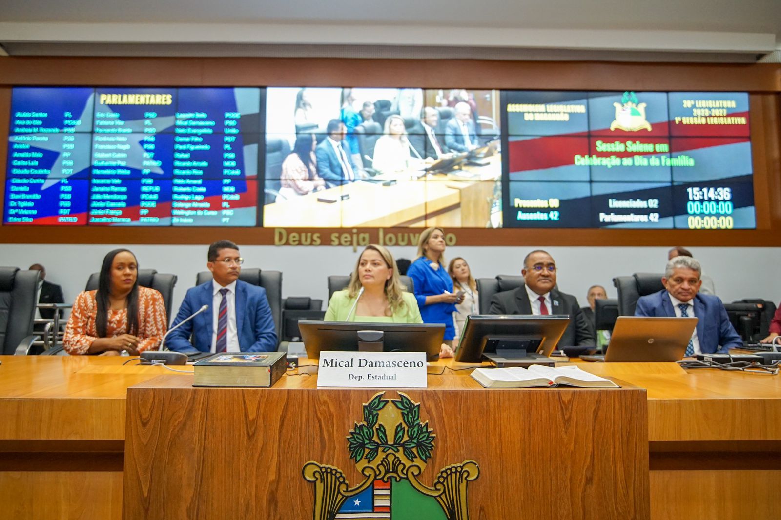 Deputada Mical Damasceno comandou a sessão solene