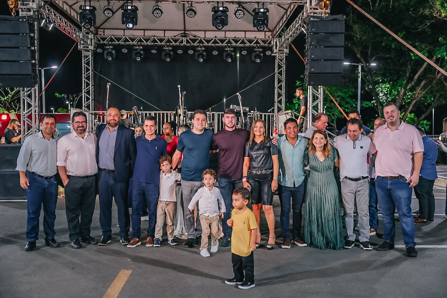 Presidente da Alema, deputada Iracema Vale, e demais parlamentares reunidos em momento de celebração