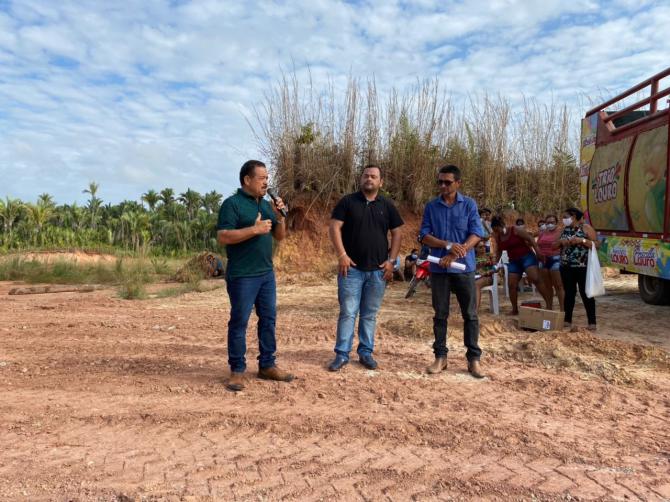 Deputado Vinicius Louro entrega 130 lotes no bairro Deus Vivo em Pedreiras