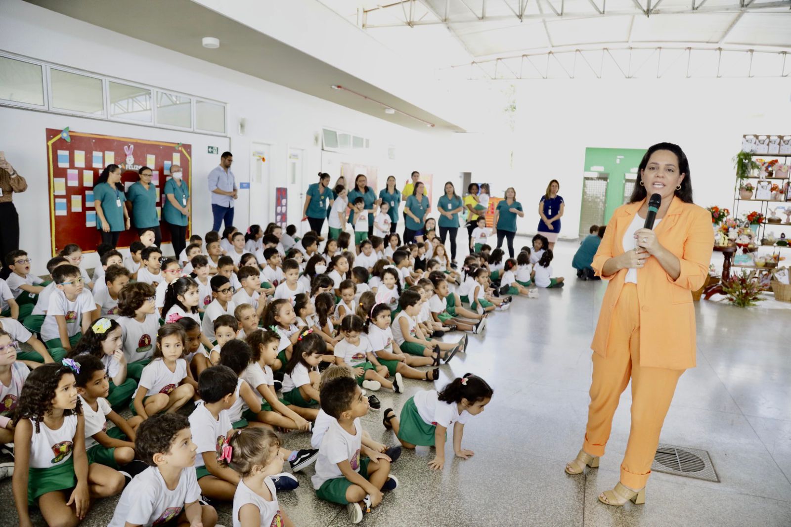 Presidente do Gedema, Carol Duailibe, fala aos alunos em momento da celebração