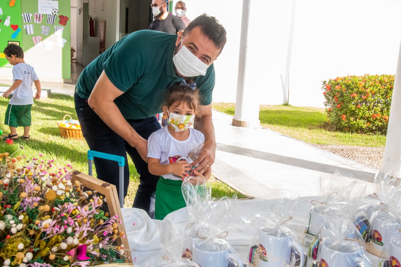 Deputado Yglésio Moises, que participou do circuito, recebe caneca personalizada da filha, Maria Cecília