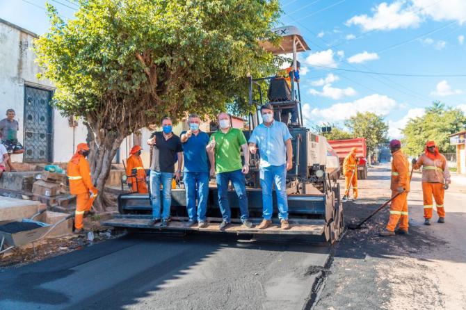 Em Dom Pedro, Othelino vistoria obras de asfaltamento realizadas por sua solicitação