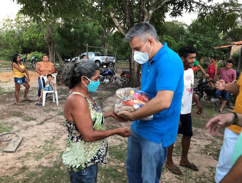 “Um gesto de amor ao próximo”, diz Neto Evangelista durante entrega de alimentos em Coroatá e Santa Rita