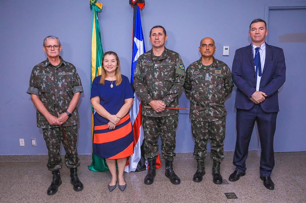 Deputada Iracema Vale com as autoridades militares durante a visita