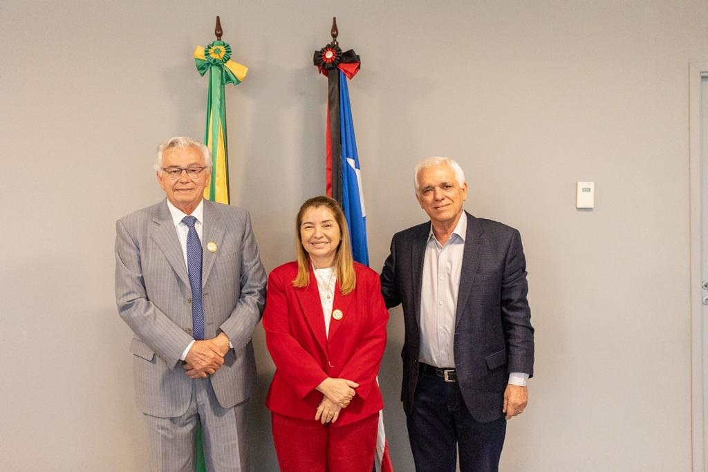 Presidente Iracema Vale e o deputado Arnaldo Melo com o vice-governador do Piauí, Themístocles  Filho, em vista à Assembleia 